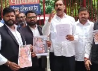 UP: सांसद भवन प्रदर्शन के विरोध में वाराणसी के अधिवक्ता सड़कों पर, पप्पू यादव और राहुल गांधी के खिलाफ कार्रवाई की मांग