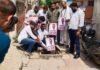 UP: निशिकांत दुबे के बयान के विरोध में वाराणसी में युवा कांग्रेस का प्रदर्शन, फोटो गटर में डालकर जताया विरोध