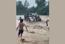 सहारनपुर में तेज बारिश से उफान पर बरसाती नदियां, पाजना नदी में फंसी कार