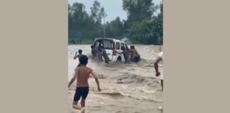 सहारनपुर में तेज बारिश से उफान पर बरसाती नदियां, पाजना नदी में फंसी कार