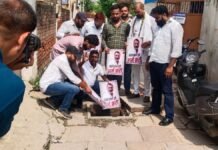 UP: निशिकांत दुबे के बयान के विरोध में वाराणसी में युवा कांग्रेस का प्रदर्शन, फोटो गटर में डालकर जताया विरोध