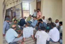 UP: अयोध्या में लेखपाल पर कार्रवाई के विरोध में चंदौली में धरना, निष्पक्ष जांच की मांग