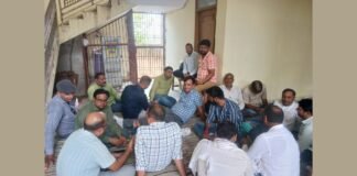 UP: अयोध्या में लेखपाल पर कार्रवाई के विरोध में चंदौली में धरना, निष्पक्ष जांच की मांग