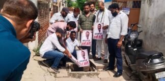 UP: निशिकांत दुबे के बयान के विरोध में वाराणसी में युवा कांग्रेस का प्रदर्शन, फोटो गटर में डालकर जताया विरोध