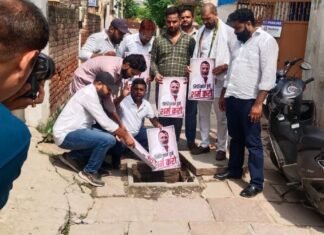UP: निशिकांत दुबे के बयान के विरोध में वाराणसी में युवा कांग्रेस का प्रदर्शन, फोटो गटर में डालकर जताया विरोध
