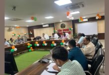 बाराबंकी में नगर विकास कार्यों की डीएम ने की समीक्षा, विलंबित परियोजनाओं पर जताई नाराजगी