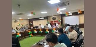 बाराबंकी में नगर विकास कार्यों की डीएम ने की समीक्षा, विलंबित परियोजनाओं पर जताई नाराजगी