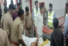 UP: मथुरा में गश्त कर रही पुलिस जीप को तेज रफ्तार ट्रक ने मारी टक्कर, खाई में पलटी जीप; दो सिपाही गंभीर घायल