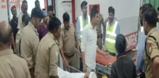 UP: मथुरा में गश्त कर रही पुलिस जीप को तेज रफ्तार ट्रक ने मारी टक्कर, खाई में पलटी जीप; दो सिपाही गंभीर घायल