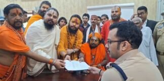 UP: राम मंदिर मुद्दे पर संसद प्रदर्शन के बाद वाराणसी में गरमाई सियासत, राहुल गांधी समेत तीन नेताओं पर केस