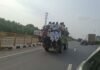 UP: ट्रैक्टर-ट्रॉली में 50 से ज्यादा श्रद्धालु, यातायात नियमों की उड़ रही धज्जियां