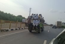 UP: ट्रैक्टर-ट्रॉली में 50 से ज्यादा श्रद्धालु, यातायात नियमों की उड़ रही धज्जियां