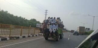 UP: ट्रैक्टर-ट्रॉली में 50 से ज्यादा श्रद्धालु, यातायात नियमों की उड़ रही धज्जियां