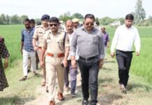 अमेठी में जलभराव प्रभावित गांव का DM-SP ने किया निरीक्षण, लापरवाही पर कार्रवाई की चेतावनी