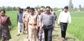 अमेठी में जलभराव प्रभावित गांव का DM-SP ने किया निरीक्षण, लापरवाही पर कार्रवाई की चेतावनी