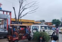 बांदा के स्कूलों के बाहर रोज लगता है जाम, डीएम-एसपी, ट्रैफिक पुलिस और स्कूल प्रबंधन पर गंभीर सवाल