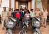 आगरा में जुए के बड़े अड्डे पर पुलिस का छापा, 13 जुआरी गिरफ्तार; 1.58 लाख नकद और 25 मोबाइल बरामद