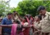 UP: वर्दी’ पर तमाचा, लालगंज में महिला ने महिला सिपाही को सरेआम पीटा, वीडियो वायरल होने के बाद पुलिस महकमे में हड़कंप