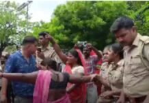 UP: वर्दी’ पर तमाचा, लालगंज में महिला ने महिला सिपाही को सरेआम पीटा, वीडियो वायरल होने के बाद पुलिस महकमे में हड़कंप