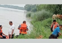 UP: गंगा में नहाते समय 18 वर्षीय युवक डूबा, गोताखोरों और पुलिस का रेस्क्यू अभियान जारी