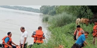 UP: गंगा में नहाते समय 18 वर्षीय युवक डूबा, गोताखोरों और पुलिस का रेस्क्यू अभियान जारी