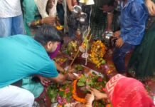 आगरा में सावन का पहला सोमवार, पृथ्वीनाथ महादेव मंदिर में उमड़ी हजारों श्रद्धालुओं की भीड़, सुबह 4 बजे से जलाभिषेक