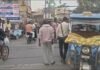 UP: हाथरस में ई-रिक्शा चालकों की मनमानी, रेलवे क्रॉसिंग पर हादसे का खतरा, देखें वीडियो