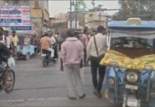 UP: हाथरस में ई-रिक्शा चालकों की मनमानी, रेलवे क्रॉसिंग पर हादसे का खतरा, देखें वीडियो