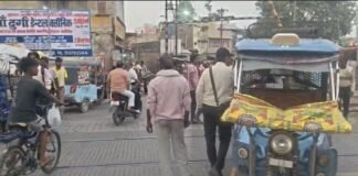 UP: हाथरस में ई-रिक्शा चालकों की मनमानी, रेलवे क्रॉसिंग पर हादसे का खतरा, देखें वीडियो
