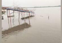UP: डलमऊ में उफान पर गंगा, चेतावनी बिंदु के पार पहुंचा जलस्तर, कटरी के गांवों में मंडराया बाढ़ का खतरा