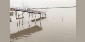 UP: डलमऊ में उफान पर गंगा, चेतावनी बिंदु के पार पहुंचा जलस्तर, कटरी के गांवों में मंडराया बाढ़ का खतरा