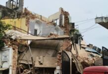 UP: अंग्रेजों के जमाने की 100 साल पुरानी तीन मंजिला इमारत भरभराकर गिरी, बाइक और एक्टिवा मलबे में दबी
