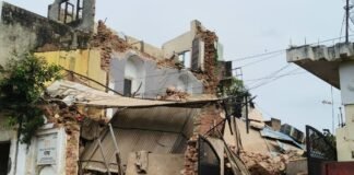 UP: अंग्रेजों के जमाने की 100 साल पुरानी तीन मंजिला इमारत भरभराकर गिरी, बाइक और एक्टिवा मलबे में दबी
