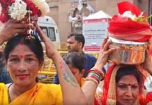 UP: सावन में काशी विश्वनाथ दरबार पहुंचीं कलश यात्रा में शामिल महिलाएं, ज्ञानवापी मुक्ति की लगाई गुहार