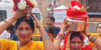 UP: सावन में काशी विश्वनाथ दरबार पहुंचीं कलश यात्रा में शामिल महिलाएं, ज्ञानवापी मुक्ति की लगाई गुहार
