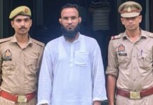 UP: आजमगढ़ में फर्जीवाड़े का खुलासा, अलग पहचान से दूसरा पासपोर्ट बनवाने वाला गिरफ्तार