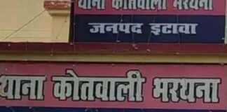 Etawah: लिफ्ट लेकर बाइक पर बैठा, ब्लेड से काटने लगा जेब, पकड़े जाने के डर से चलती बाइक से कूदा