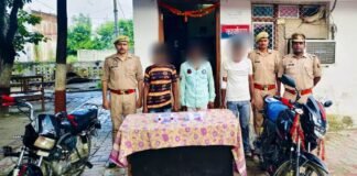 Gonda: करनैलगंज में चोरी की दो वारदातों का खुलासा, तीन गिरफ्तार, लाखों के जेवर और दो बाइक बरामद