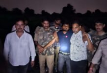 Gonda: पुलिस मुठभेड़ में शातिर बदमाश के पैर में लगी गोली, चोरी के जेवरात-तमंचा व अपाचे बाइक बरामद