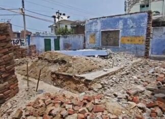 UP: जर्जर विद्यालय पर सियासत या हकीकत? विद्यालय को लेकर AAP ने किया था ट्वीट