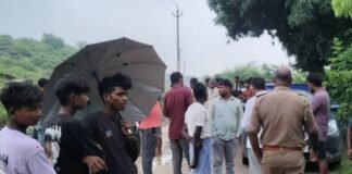 UP: मिर्जापुर में ट्यूबवेल के कमरे में सो रहे दंपति पर गिरी दीवार, पत्नी की दर्दनाक मौत, पति गंभीर घायल