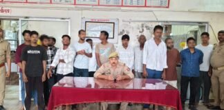 UP: मुगलसराय पुलिस का सघन चेकिंग अभियान, 10 लोगों पर कार्रवाई