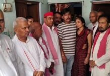 Fatehpur: छात्र की मौत पर गरमाई सियासत, सपा प्रतिनिधिमंडल ने पीड़ित परिवार से की मुलाकात