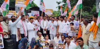 मथुरा: महंगाई, खाद संकट और स्मार्ट मीटर के विरोध में कांग्रेस का प्रदर्शन, महावन तहसील का किया घेराव
