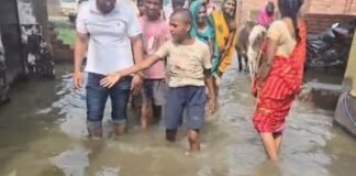 UP: एक माह से जलजमाव से बेहाल अलीनगर की दलित बस्ती, छात्र नेता ने दी आंदोलन की चेतावनी