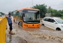 UP: चौमुहां में सुबह की बारिश से आफत, छटीकरा हाईवे की सर्विस रोड बनी तालाब, मथुरा सिटी बस पानी में फंसी