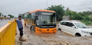 UP: चौमुहां में सुबह की बारिश से आफत, छटीकरा हाईवे की सर्विस रोड बनी तालाब, मथुरा सिटी बस पानी में फंसी