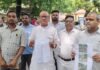Mirzapur: विंध्याचल में रेलवे फाटक बना खतरा, ग्रामीणों ने फुट ओवरब्रिज निर्माण की उठाई मांग