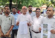 Mirzapur: विंध्याचल में रेलवे फाटक बना खतरा, ग्रामीणों ने फुट ओवरब्रिज निर्माण की उठाई मांग
