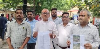 Mirzapur: विंध्याचल में रेलवे फाटक बना खतरा, ग्रामीणों ने फुट ओवरब्रिज निर्माण की उठाई मांग